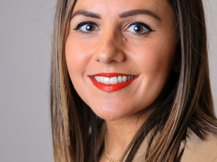 Portrait professionnel à Lyon d'une jeune femme pour un profil LinkedIn ou un CV